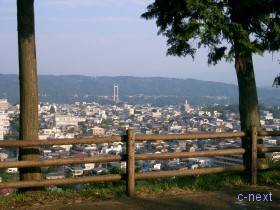 [写真]見晴らしの丘の「あの花」風景