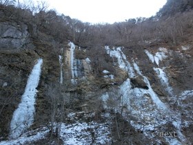 [写真]中津川の氷壁