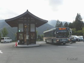 [写真]急行バスと駐車場料金所
