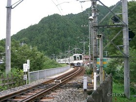 [写真]東吾野駅付近を走る電車